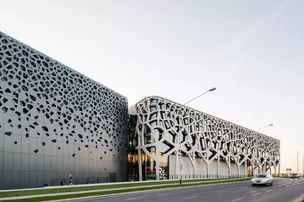 Sistem cladding aluminium diterapkan pada dinding eksterior gym