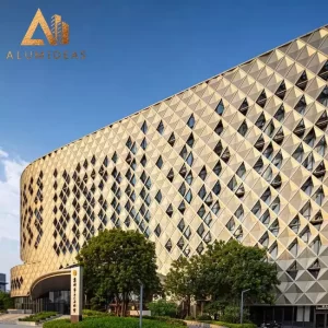 Facciata esterna dell'edificio metallico