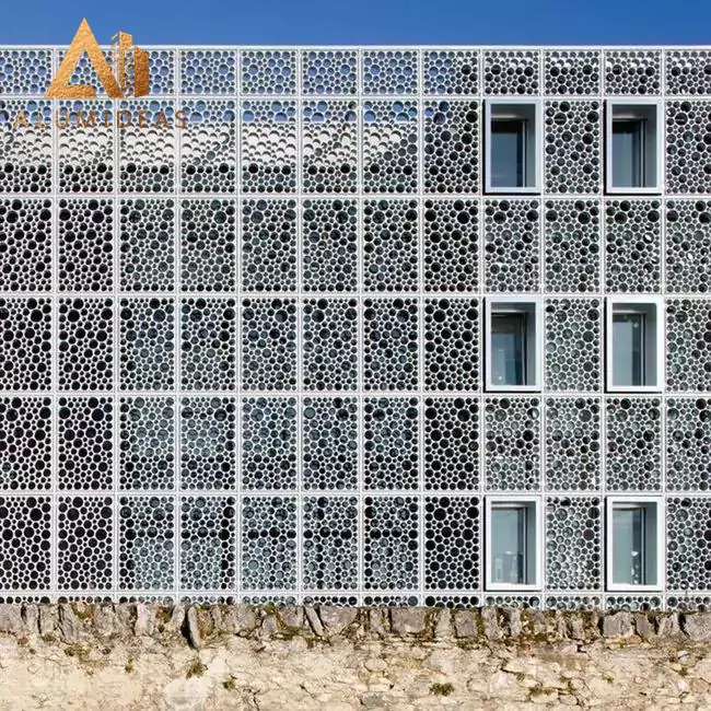 Aplicaciones de paneles de fachada perforados de aluminio.