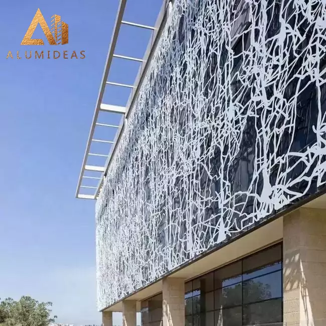 Buite aluminium bekleding vir 'n gebou fasade - projek deur alumideas