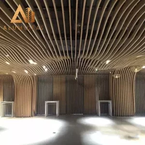 plafond en bandes d'aluminium