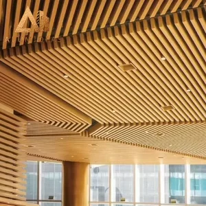 plafond en bandes d'aluminium à grain de bois