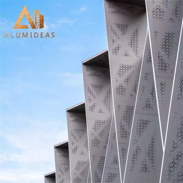 Panneaux métalliques perforés en aluminium dans un bâtiment architectural