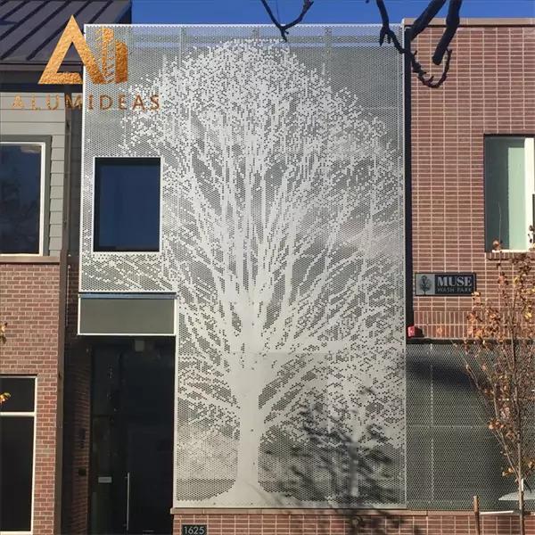 Fachada de aluminio perforado con diseño de árbol