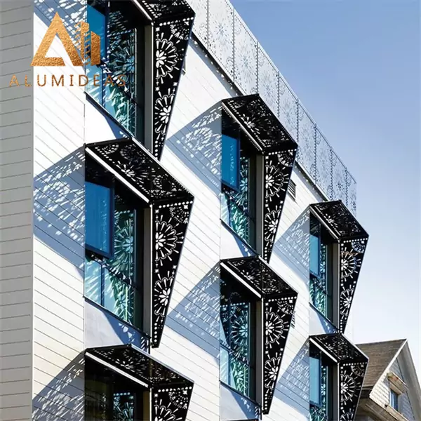 Panel de protección solar arquitectónico con patrón perforado