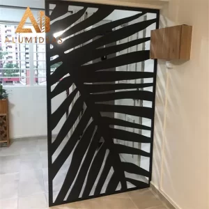 Puerta decorativa de aluminio.