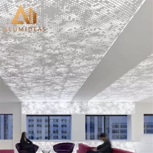 Diseño de oficina con panel de techo de aluminio.